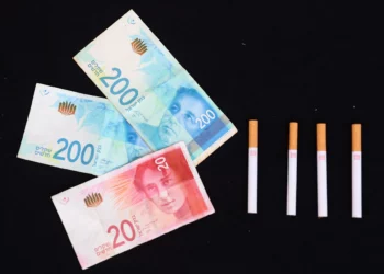 Cuatrocientos veinte séqueles y cuatro cigarrillos en la ciudad de Gaza el 19 de agosto de 2024. (Omar AL-QATTAA / AFP)