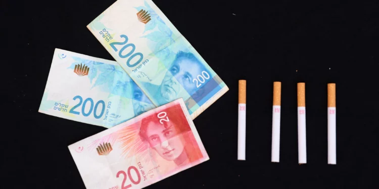 Cuatrocientos veinte séqueles y cuatro cigarrillos en la ciudad de Gaza el 19 de agosto de 2024. (Omar AL-QATTAA / AFP)