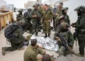 El jefe del Estado Mayor de las FDI, teniente general Eyal Zamir, aparece junto a tropas de la Unidad Shaldag de la Fuerza Aérea Israelí durante un ejercicio en la frontera con Jordania, el 15 de mayo de 2026. (Fuerzas de Defensa de Israel)