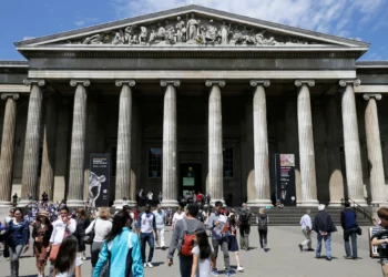 Visitantes caminan frente al Museo Británico en Bloomsbury, Londres, el 26 de junio de 2015. (AP/Tim Ireland)