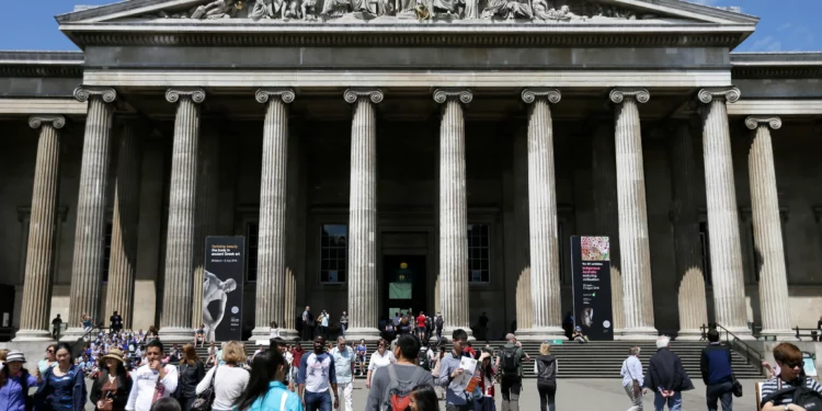 Visitantes caminan frente al Museo Británico en Bloomsbury, Londres, el 26 de junio de 2015. (AP/Tim Ireland)
