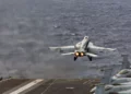 ARCHIVO: Un avión F/A-18E Super Hornet, perteneciente al Escuadrón de Caza de Ataque 31, despega de la cubierta de vuelo del USS Gerald R. Ford (CVN 78) durante la Operación Furia Épica, el 15 de marzo de 2026. (Foto de la Armada de los EE. UU.)