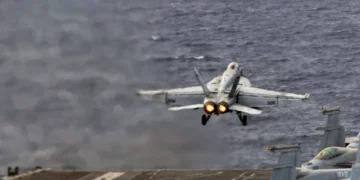 ARCHIVO: Un avión F/A-18E Super Hornet, perteneciente al Escuadrón de Caza de Ataque 31, despega de la cubierta de vuelo del USS Gerald R. Ford (CVN 78) durante la Operación Furia Épica, el 15 de marzo de 2026. (Foto de la Armada de los EE. UU.)