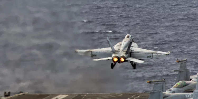 ARCHIVO: Un avión F/A-18E Super Hornet, perteneciente al Escuadrón de Caza de Ataque 31, despega de la cubierta de vuelo del USS Gerald R. Ford (CVN 78) durante la Operación Furia Épica, el 15 de marzo de 2026. (Foto de la Armada de los EE. UU.)