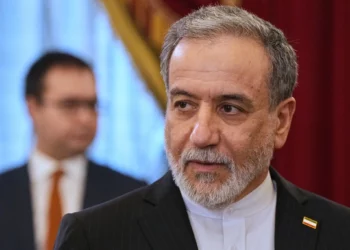 El ministro de Asuntos Exteriores iraní, Abbas Araghchi, llega para asistir a las conversaciones con el presidente ruso Vladimir Putin en la Biblioteca Presidencial Boris Yeltsin, en San Petersburgo, Rusia, el 27 de abril de 2026. (AP/Dmitri Lovetsky, Pool)