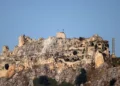 Las banderas de Israel y de la Brigada Golani ondean sobre el Castillo de Beaufort, en el sur del Líbano, según se observa desde la zona de Marjayoun, en el sur del Líbano, el 31 de mayo de 2026 (AFP).