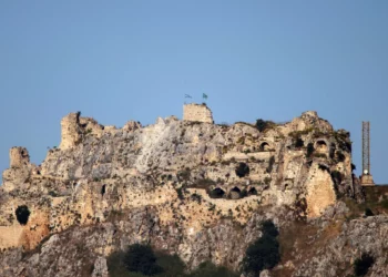 Las banderas de Israel y de la Brigada Golani ondean sobre el Castillo de Beaufort, en el sur del Líbano, según se observa desde la zona de Marjayoun, en el sur del Líbano, el 31 de mayo de 2026 (AFP).