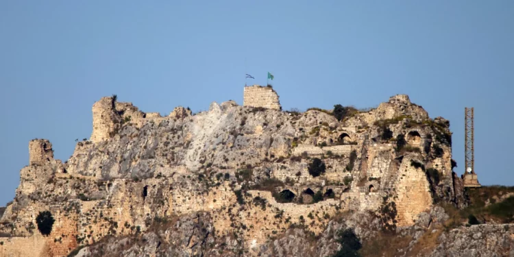 Las banderas de Israel y de la Brigada Golani ondean sobre el Castillo de Beaufort, en el sur del Líbano, según se observa desde la zona de Marjayoun, en el sur del Líbano, el 31 de mayo de 2026 (AFP).
