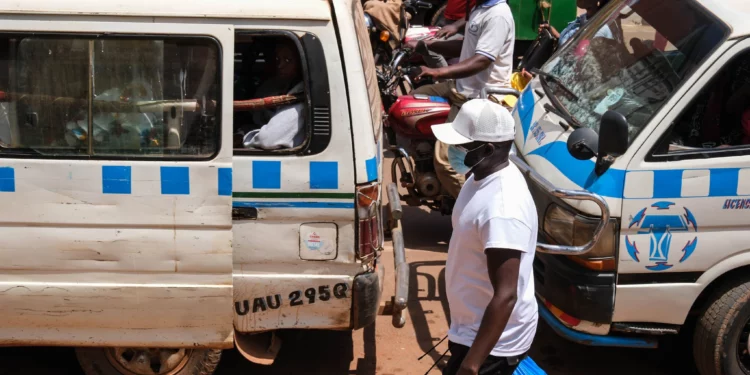 Un hombre con mascarilla protectora camina por una calle concurrida de Kampala, Uganda, el 19 de mayo de 2026. (Foto AP/Hajarah Nalwadda)