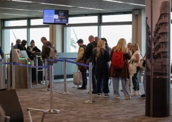 Pasajeros esperan su vuelo en la Terminal 1 del Aeropuerto Internacional Ben Gurion, 17 de febrero de 2026 (Rachel Alroey/Flash90)