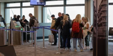 Pasajeros esperan su vuelo en la Terminal 1 del Aeropuerto Internacional Ben Gurion, 17 de febrero de 2026 (Rachel Alroey/Flash90)