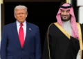 El presidente estadounidense Donald Trump posa junto al príncipe heredero de Arabia Saudí, Mohammed bin Salman, durante su visita a la Casa Blanca el 18 de noviembre de 2025 en Washington. (AP/Mark Schiefelbein)