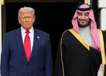 El presidente estadounidense Donald Trump posa junto al príncipe heredero de Arabia Saudí, Mohammed bin Salman, durante su visita a la Casa Blanca el 18 de noviembre de 2025 en Washington. (AP/Mark Schiefelbein)