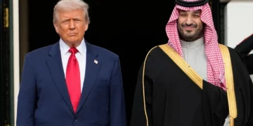 El presidente estadounidense Donald Trump posa junto al príncipe heredero de Arabia Saudí, Mohammed bin Salman, durante su visita a la Casa Blanca el 18 de noviembre de 2025 en Washington. (AP/Mark Schiefelbein)