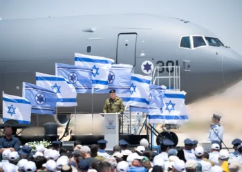 El jefe del Estado Mayor de las FDI, teniente general Eyal Zamir, pronuncia un discurso en una ceremonia en la base aérea de Nevatim, durante la inauguración del primero de los seis aviones KC-46 adquiridos por el ministerio de Defensa a Estados Unidos, el 27 de mayo de 2026. (Fuerzas de Defensa de Israel)