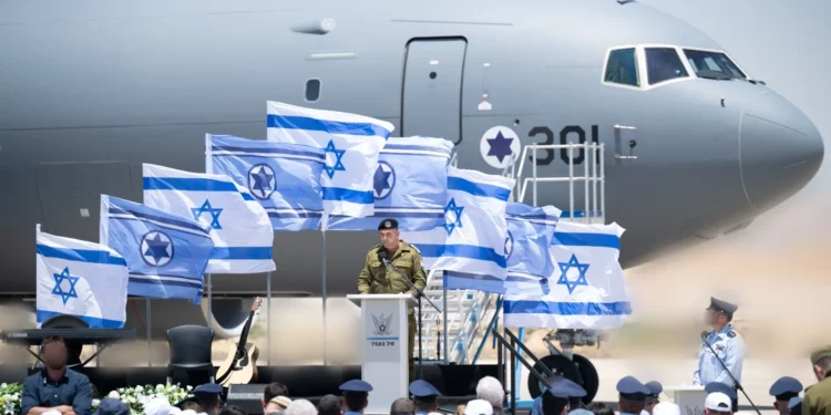 El jefe del Estado Mayor de las FDI, teniente general Eyal Zamir, pronuncia un discurso en una ceremonia en la base aérea de Nevatim, durante la inauguración del primero de los seis aviones KC-46 adquiridos por el ministerio de Defensa a Estados Unidos, el 27 de mayo de 2026. (Fuerzas de Defensa de Israel)