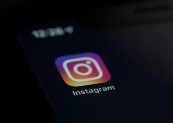 Imagen ilustrativa: el icono de la aplicación Instagram en la pantalla de un dispositivo móvil en Nueva York, 23 de agosto de 2019. (Foto AP/Jenny Kane)