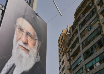 Un retrato del difunto líder supremo de Irán, el ayatolá Alí Jamenei, se ve cerca de un edificio dañado por un ataque aéreo israelí en Dahiyeh, en los suburbios del sur de Beirut, Líbano, el sábado 4 de abril de 2026. (Foto AP/Bilal Hussein)