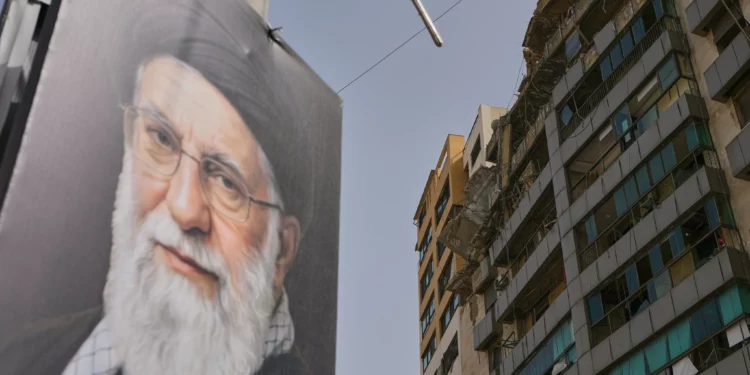 Un retrato del difunto líder supremo de Irán, el ayatolá Alí Jamenei, se ve cerca de un edificio dañado por un ataque aéreo israelí en Dahiyeh, en los suburbios del sur de Beirut, Líbano, el sábado 4 de abril de 2026. (Foto AP/Bilal Hussein)