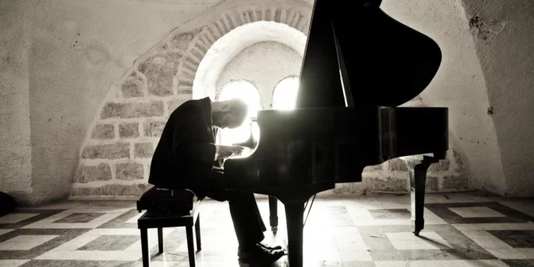 Yonatan Razel al piano, su instrumento preferido (Ohad Romano)