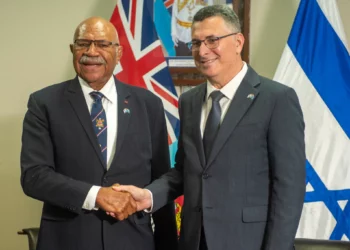 El ministro de Asuntos Exteriores, Gideon Sa'ar (derecha), estrecha la mano del primer ministro de Fiyi, Sitiveni Rabuka, antes de una rueda de prensa en los edificios gubernamentales de Suva el 2 de junio de 2026. (Leon LORD / AFP)