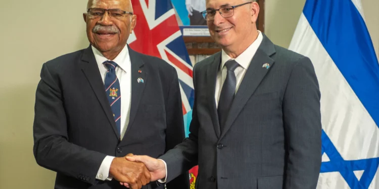 El ministro de Asuntos Exteriores, Gideon Sa'ar (derecha), estrecha la mano del primer ministro de Fiyi, Sitiveni Rabuka, antes de una rueda de prensa en los edificios gubernamentales de Suva el 2 de junio de 2026. (Leon LORD / AFP)