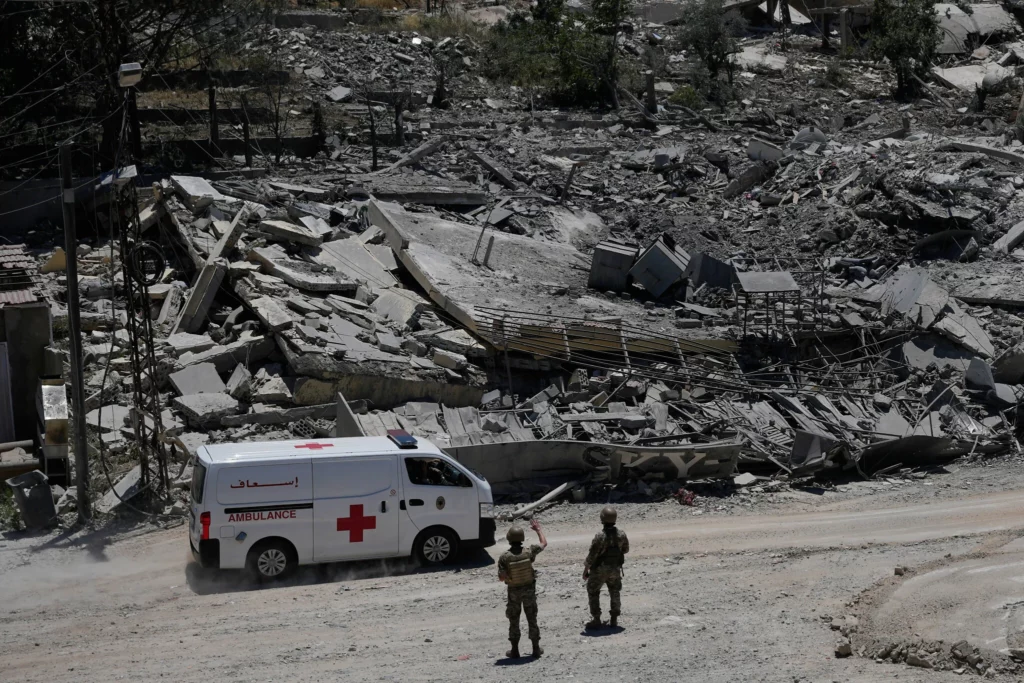 Soldados libaneses se despliegan en una carretera frente a unas casas destruidas en la localidad de Dibbine, al sureste del Líbano, el viernes 5 de junio de 2026, un día después de la retirada de las fuerzas israelíes (Foto AP/Hussein Malla)