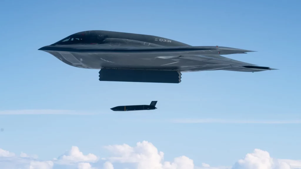 El B-2 Spirit emplea por primera vez el misil LRASM en un SINKEX