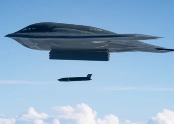 El B-2 Spirit emplea por primera vez el misil LRASM en un SINKEX