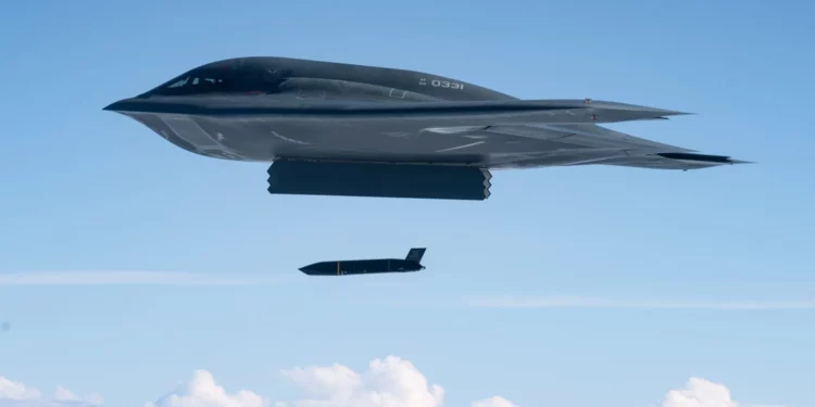 El B-2 Spirit emplea por primera vez el misil LRASM en un SINKEX