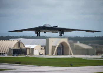 Un avión B-2 Spirit de la Fuerza Aérea de EE. UU. despega en la Base Aérea Andersen, Guam, en apoyo a VALIANT SHIELD, el 27 de junio de 2026. (Crédito de la imagen: foto de la Fuerza Aérea de EE. UU. por el sargento de estado mayor Joshua Hastings)