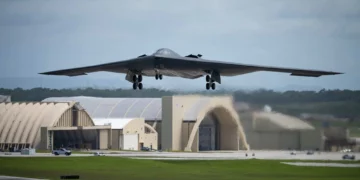 Un avión B-2 Spirit de la Fuerza Aérea de EE. UU. despega en la Base Aérea Andersen, Guam, en apoyo a VALIANT SHIELD, el 27 de junio de 2026. (Crédito de la imagen: foto de la Fuerza Aérea de EE. UU. por el sargento de estado mayor Joshua Hastings)