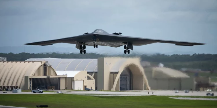 Un avión B-2 Spirit de la Fuerza Aérea de EE. UU. despega en la Base Aérea Andersen, Guam, en apoyo a VALIANT SHIELD, el 27 de junio de 2026. (Crédito de la imagen: foto de la Fuerza Aérea de EE. UU. por el sargento de estado mayor Joshua Hastings)
