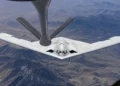 Un B-21 Raider realiza un reabastecimiento en vuelo con un KC-135 Stratotanker. (Crédito de la imagen: Fuerza Aérea de los Estados Unidos)