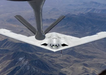 Un B-21 Raider realiza un reabastecimiento en vuelo con un KC-135 Stratotanker. (Crédito de la imagen: Fuerza Aérea de los Estados Unidos)