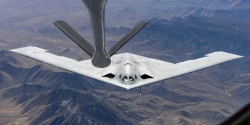 Un B-21 Raider realiza un reabastecimiento en vuelo con un KC-135 Stratotanker. (Crédito de la imagen: Fuerza Aérea de los Estados Unidos)