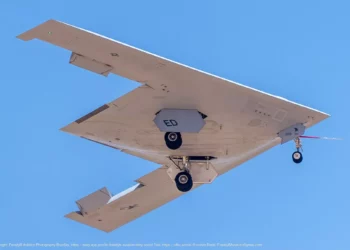 Artículo de prueba del B-21 Raider 0001 aterrizando el 3 de junio de 2026. (Crédito de la imagen: Fred Taleghani/FreddyB Aviation Photography)