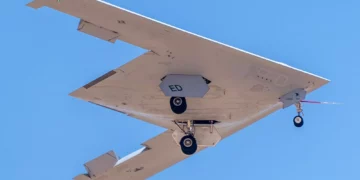 Artículo de prueba del B-21 Raider 0001 aterrizando el 3 de junio de 2026. (Crédito de la imagen: Fred Taleghani/FreddyB Aviation Photography)