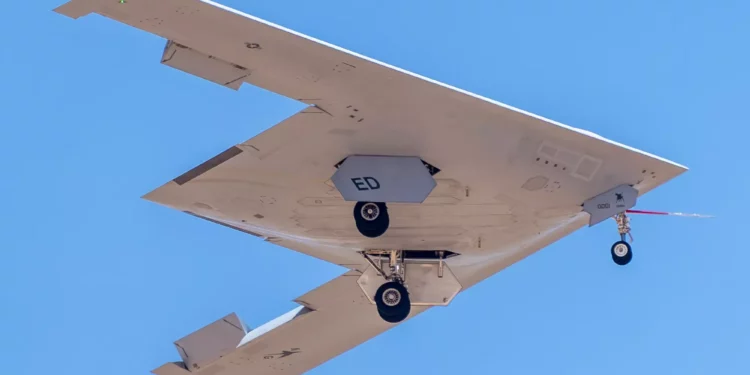 Artículo de prueba del B-21 Raider 0001 aterrizando el 3 de junio de 2026. (Crédito de la imagen: Fred Taleghani/FreddyB Aviation Photography)