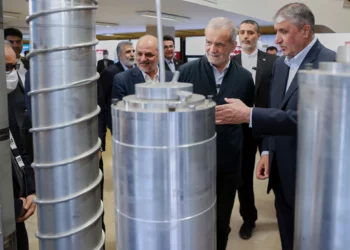 En esta fotografía difundida por la Oficina de la Presidencia de Irán, el presidente Masoud Pezeshkian, segundo por la derecha, escucha al director de la Organización de Energía Atómica de Irán, Mohammad Eslami, durante su visita a una exposición sobre los logros nucleares de Irán, en Teherán, Irán, el 9 de abril de 2025. (Oficina de la Presidencia de Irán vía AP)