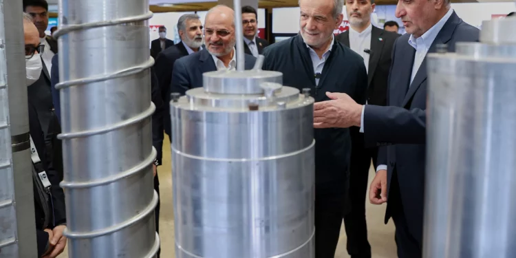 En esta fotografía difundida por la Oficina de la Presidencia de Irán, el presidente Masoud Pezeshkian, segundo por la derecha, escucha al director de la Organización de Energía Atómica de Irán, Mohammad Eslami, durante su visita a una exposición sobre los logros nucleares de Irán, en Teherán, Irán, el 9 de abril de 2025. (Oficina de la Presidencia de Irán vía AP)