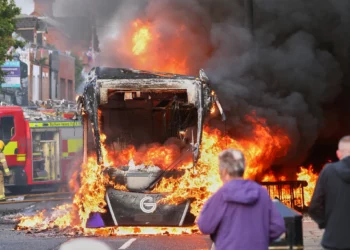 Ataque con cuchillo en Belfast desata protestas antiinmigración y disturbios