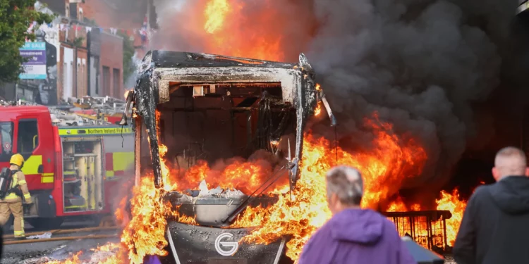 Ataque con cuchillo en Belfast desata protestas antiinmigración y disturbios