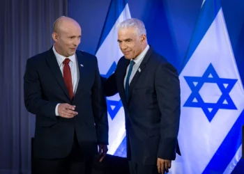 Bennett niega que evalúe cancelar su fusión con Lapid