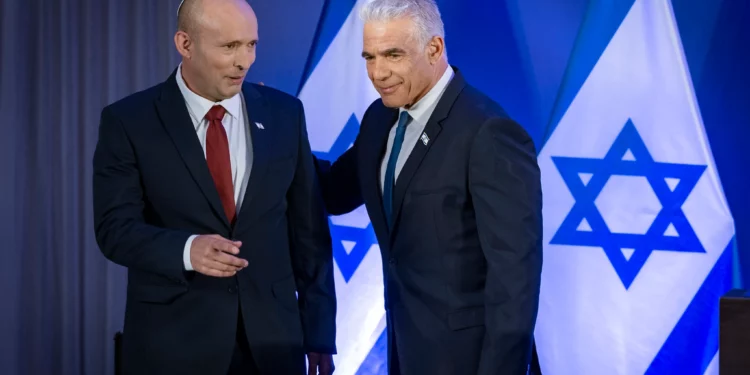 Bennett niega que evalúe cancelar su fusión con Lapid