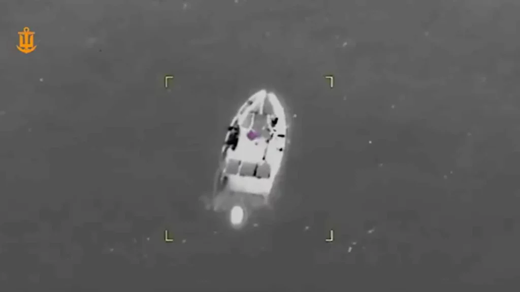 Captura de pantalla del vídeo de la Armada de Ucrania en la que se ve la embarcación rusa antes de ser alcanzada. (Crédito de la imagen: Fuerzas Navales de Ucrania)