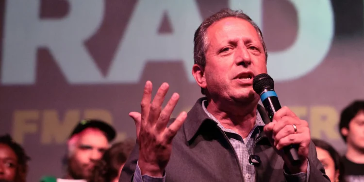 Brad Lander derrota a Dan Goldman en las primarias demócratas