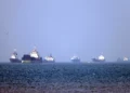 En esta foto obtenida de la agencia de noticias iraní ISNA el 4 de mayo de 2026, se muestran buques anclados en el estrecho de Ormuz, frente a Bandar Abbas, en el sur de Irán. (Amirhossein Khorgooei/ISNA/AFP)