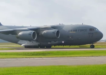 Un gigantesco C-17 con dos helicópteros Apache aterrizó en Conroe