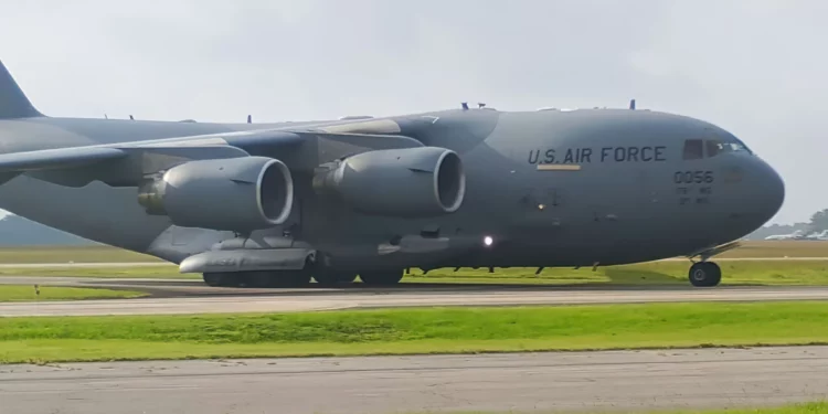 Un gigantesco C-17 con dos helicópteros Apache aterrizó en Conroe